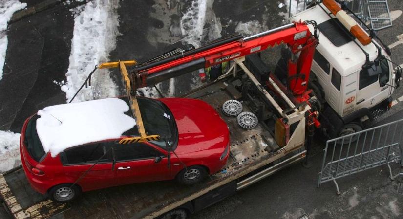 Figyelem, elszállíthatják a belvárosban parkoló autókat!