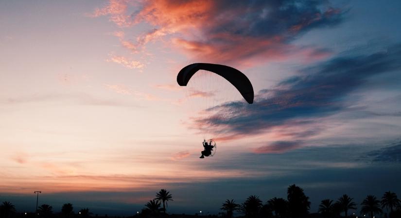 Tragédiába torkollott a próbarepülés: azonnal szörnyethalt a profi siklóernyős