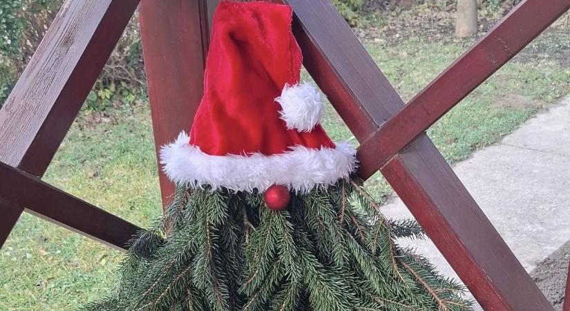 Karácsonyi manó köszönti a látogatókat ebben a hivatalban