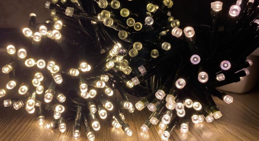 Ez az apró mozdulat teszi veszélyessé a karácsonyi fényfüzért, sokan nem is tudnak róla