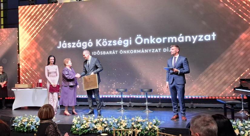 Fókuszban az idősek és a digitális világ: rangos minisztériumi elismerést kapott Jászágó
