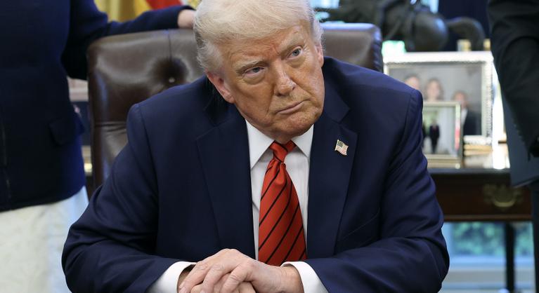 Donald Trump többször is elbóbiskolt a kabinetülésen, miután közölte, hogy „élesebb, mint 25 éve”