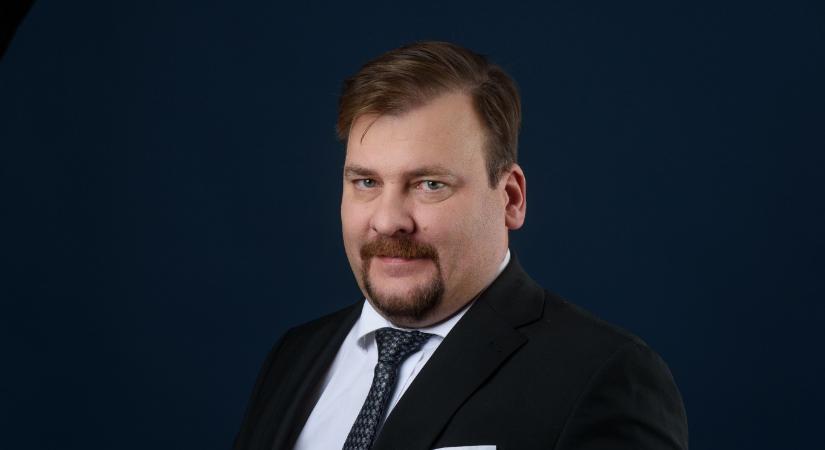 Szivárványos zászlóra rajzolt horogkeresztet posztolt, nyomoznak az Alapjogokért Központ szakértője ellen