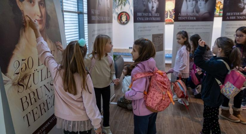 Brunszvik Teréz előtt tiszteleg a kápolnásnyéki kiállítás