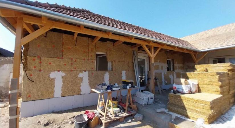 Már magyarok is felismerték, hogy a szalma lehet a 21. század szigetelőanyaga