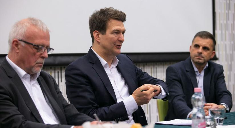 Gazdasági figyelmeztetés a kecskeméti fórumon: erre kell most felkészülniük a magyar vállalkozásoknak – fotók