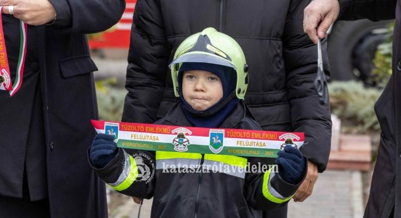 140 év hőseire emlékeztet a tűzoltó emlékmű Nyergesújfalun