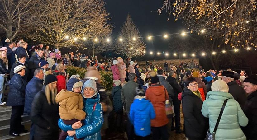 Ingyen forralt bor és ünnepi műsor: ilyen volt az adventi nyitány (képgalériával)