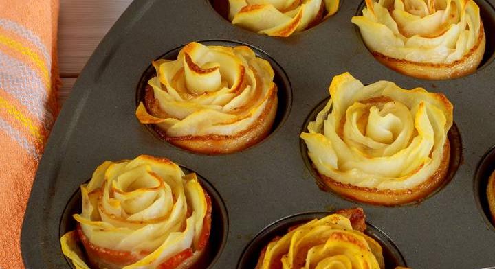 Mutatós krumplirózsa: egyszerű alapanyag ünnepi köntösben