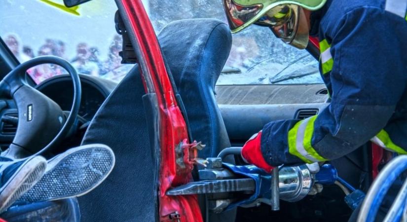 Árokba hajtott egy autó, egy ember a járműben ragadt