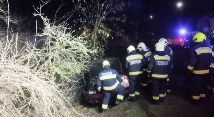 Családi ház udvarába csapódott egy autó Pornóapátiban - helyszíni fotók