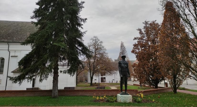 Elvitték a Momentum mesés plakátjait a Szántó Kovács János szobor elől