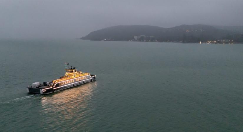 „Fénykomp” közlekedik a Balatonon