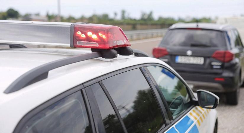 Gyanús kocsit szedtek ki a hevesi rendőrök, de itt még nem tudták, mennyire belenyúlnak a tutiba