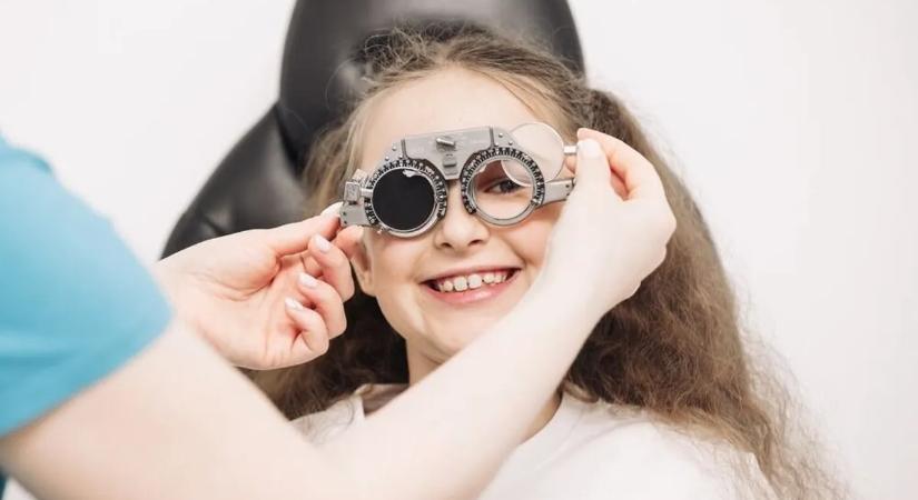 Ártatlannak tűnő szemvizsgálat mentette meg: rejtett agydaganatot találtak egy 8 éves kislánynál