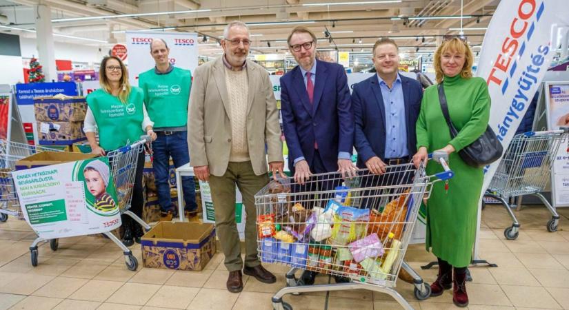 Egy vasúti mozdony tömegének megfelelő élelmiszer-adomány a Tesco vásárlóitól