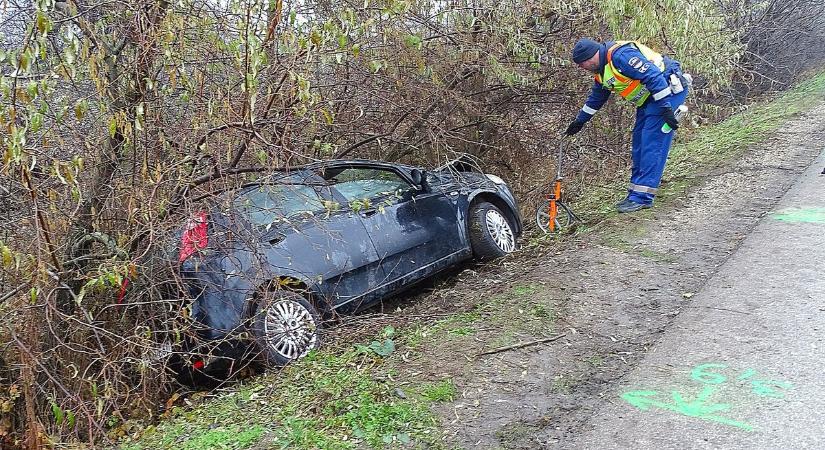 Árokba sodródott egy autó Hódmezővásárhelynék, mutatjuk, mi maradt a roncsból