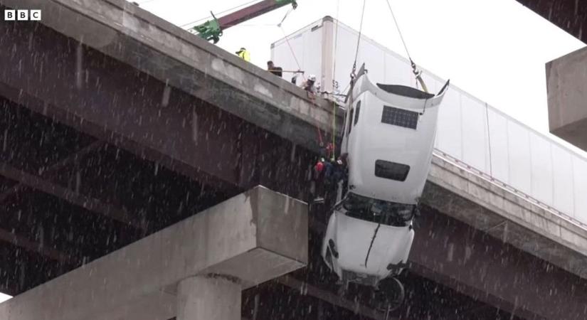 Lélegzetelállító mentés: a semmiben lógott órákig a kamionos  Videó!