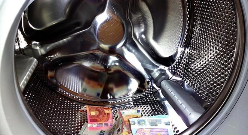 Egyre keményebbek az európai hatóságok a korrupcióval szemben, csak Magyarországon van minden rendben