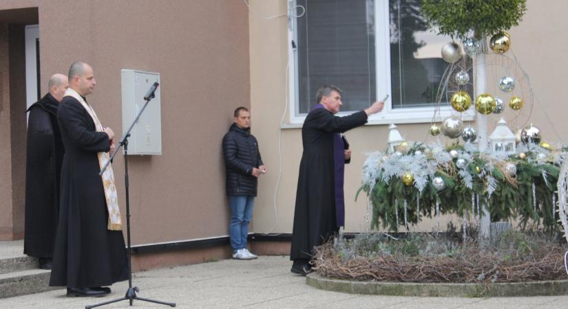 Az első gyertya – Olaf, Mikulás, mézeskalács, várakozás Nagykaposon