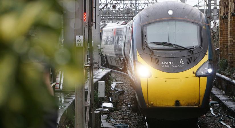 Majdnem szellemvonat lett egy angliai expresszből, de most utasokat szállít