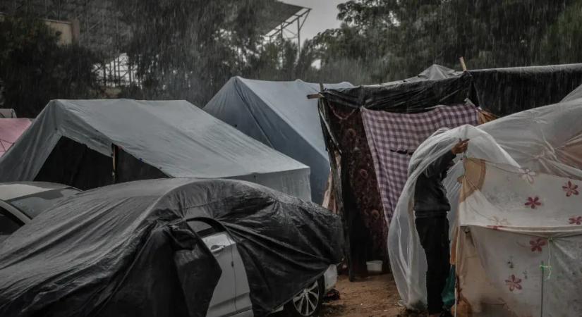 Hajléktalanná vált gázai családoknak küldött sátrakat a brit kormány