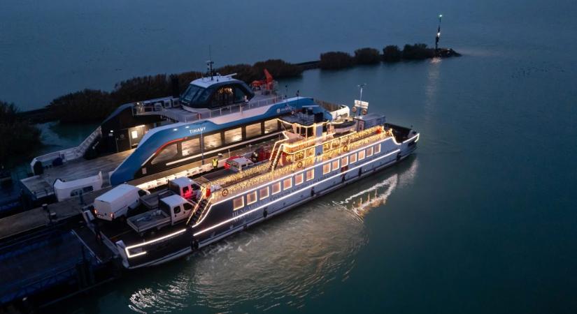 Beragyogja a Balatont az ünnepi díszben pompázó fénykomp