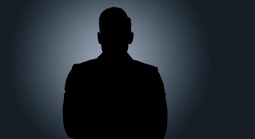 Hódít a névtelenség