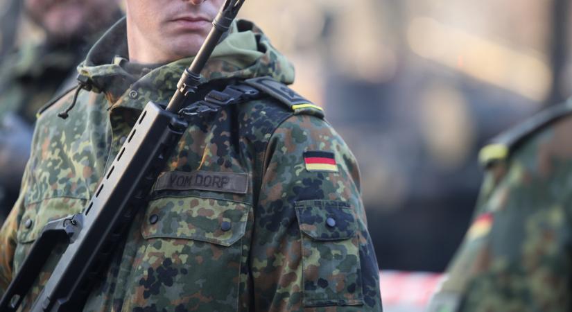 Fiatalok készülnek tüntetésre a sorkatonaság ellen