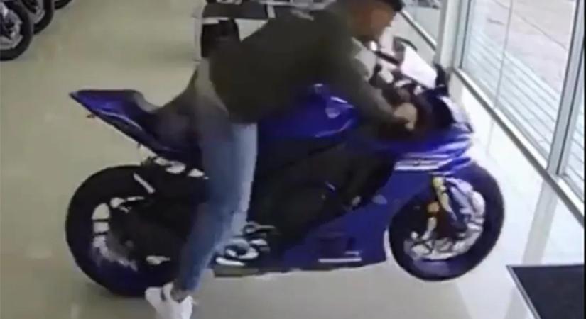Menőzni akart a motoron, élete végéig szégyellni fogja ezt az égést - videó