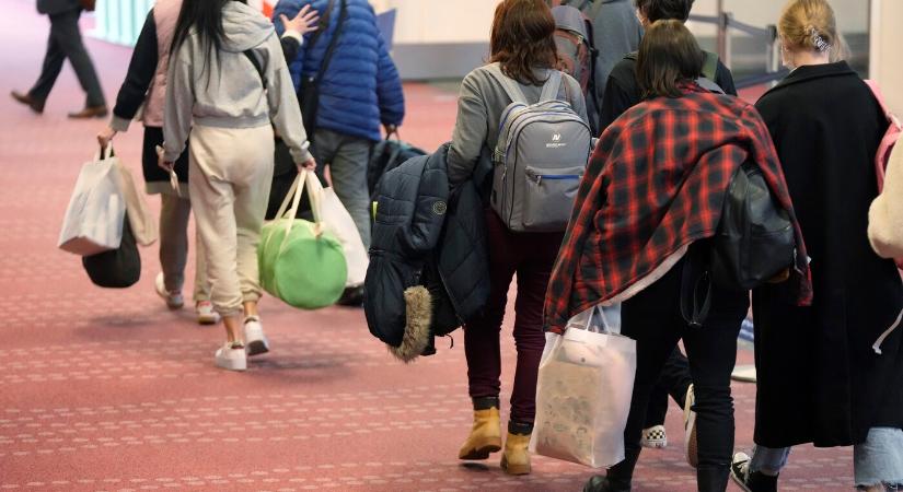 Jelentősen nőtt a tartózkodási engedélyért folyamodó ukrán menekültek száma Lengyelországban