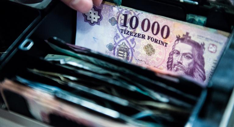 Kilőtt a forint, szerda reggelre erősödött a főbb devizákkal szemben