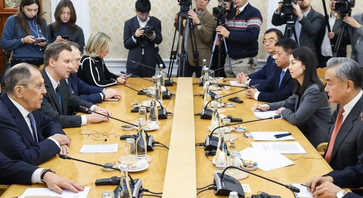 A válság rendezésről tárgyalt Lavrovval a kínai külügyminiszter Moszkvában