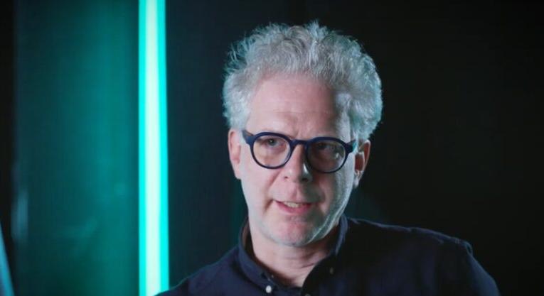 Veiszer Alinda filmet forgatott az Örkény igazgatóváltásáról – Premier szilveszterkor