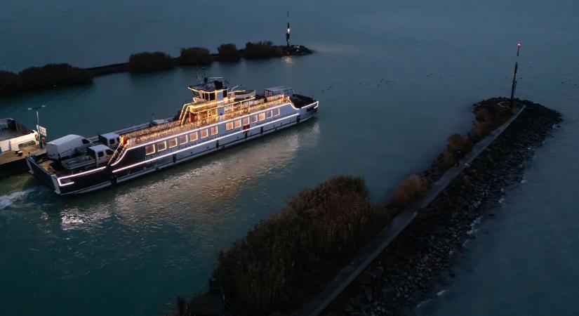 Lélegzetelállító látvány: ünnepi fényekben úszó komp szeli a habokat a Balatonon