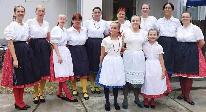 Új ruhát roptak össze a somogyi táncoslányok
