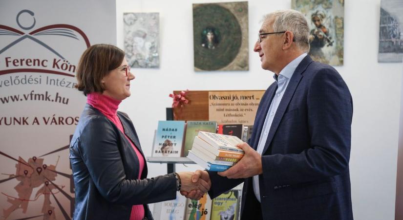 Nagylelkű adomány: értékes kiadványokkal gazdagodott a szolnoki könyvtár