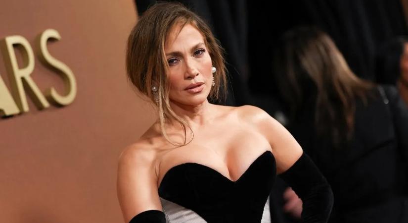 Tűzforró bikiniben mutatta meg bombaformáját Jennifer Lopez