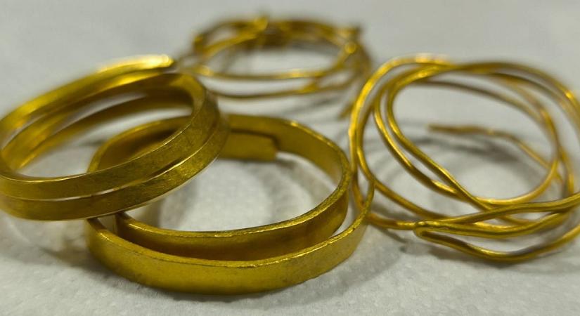 Háromezer éves arany karperecekre bukkant a hazai erdőben egy amatőr kincsvadász