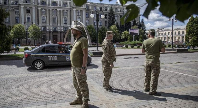 Az „elbuszosítástól” az antidrón poncsóig – ukrán férfi mesél élményeiről a németeknek