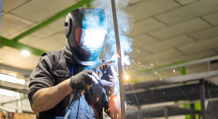 Megszólalt az NGM szóvivője: A Tisza adóemeléseivel a kisvállalkozók kapnák a legnagyobb ütést