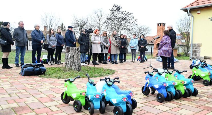 Meglepetés a legkisebbeknek: ennyi új kismotort kapnak a helyi bölcsődék – galériával