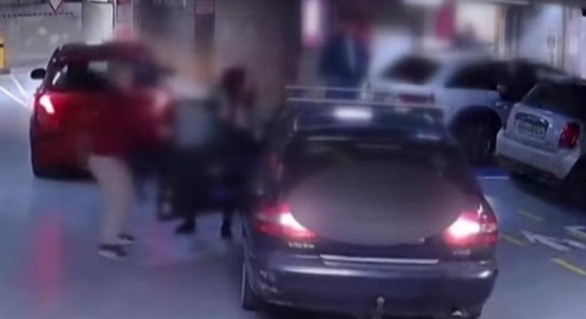 Dezodorral felfegyverkezett nő és anyja balhézott egy nyugdíjas férfival egy parkolóhelyért – videón a nem mindennapi eset