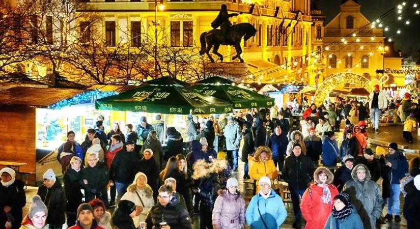 Pécsi adventi vásár: fények, muzsika és mesék a Széchenyi téren