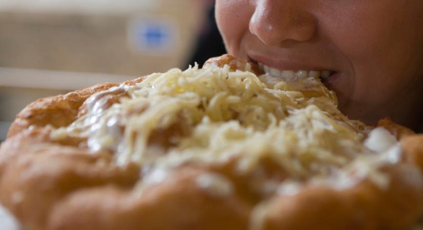 Ennyibe kerül a magyar lángos Németországban, de a tejföl helyére valami teljesen mást tesznek