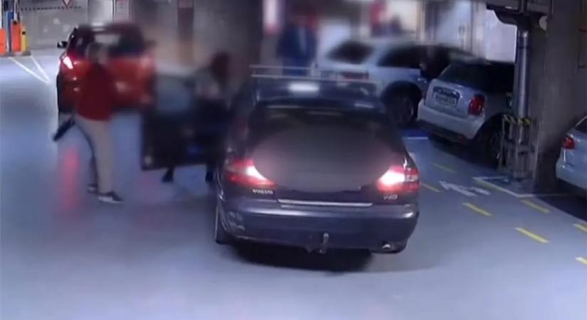 Leparkolt a szemtelen nő Tatabányán, a rendőrök vitték el az anyjával együtt - videó