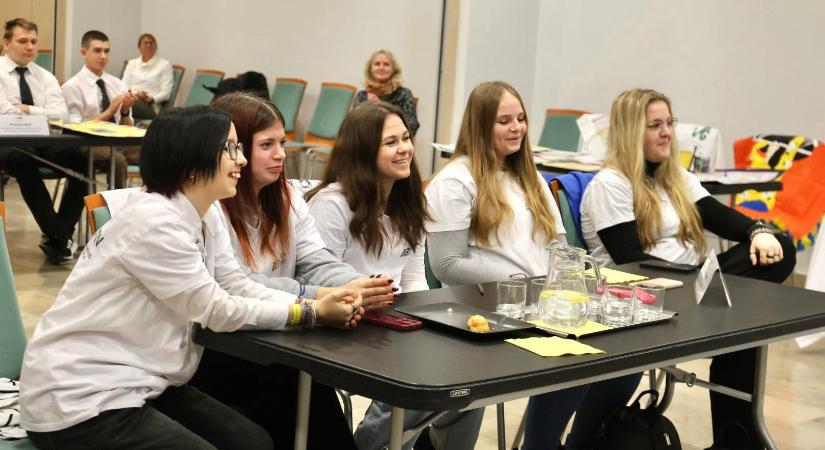 Feketeöves Szolnok-specialisták mérték össze tudásukat – 15 éves a „Kedvenc Városom Szolnok” vetélkedő