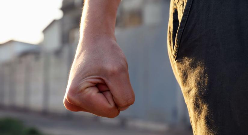 Képtelen volt leállni a tolnai férfi: dohányboltban kezdett balhézni, az utcán is folytatta