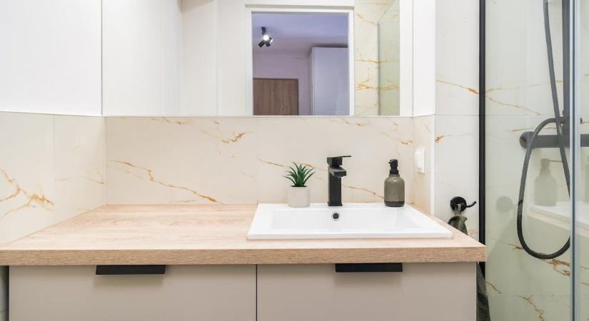 A fürdőszoba berendezésének útmutatója: szekrények, polcok és egyebek