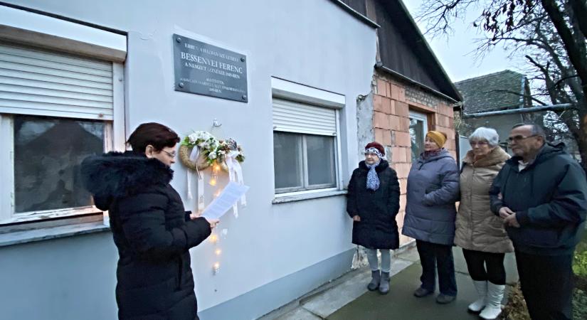 Koszorúzással emlékeztek a tabániak Bessenyei Ferencre